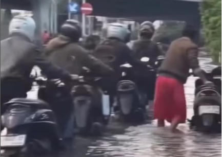Senin Pagi Jakarta Masih Banjir, 109 RT dan 3 Jalan Tergenang, Ribuan Warga Mengungsi
